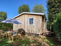 Camping Pas Cher vous présente avec son site Officiel campingpascher.fr, le Camping La Salvinie classé 3 étoiles, situé sur la commune de Terrasson La Villedieu dans le département Dordogne (Aquitaine) en France. Le camping La Salvinie, vous présente un hébergement de type bungalow de 19 m². Le camping La Salvinie vous propose du vendredi 11 septembre au vendredi 18 septembre 2026, en promotion à -20% pour 7 nuits à 197,60 € au lieu de 247,0 € soit une Économie de 49,40 €. Cette location propose 167 dates différentes pour réserver votre séjour. Découvrez également les 17 autres gammes d'hébergements du camping. Les Avis clients pour le Camping La Salvinie sont excellents avec une note moyenne de 8 sur 10. Rivière, Piscine chauffée, Piscine extérieure, Animations familiales, Club enfants, Aire de jeux enfants, Baby-foot, Parcours sportif, Ping-pong, Piscine, Pétanque, Terrain de badminton, Trampoline, Bar, Boulangerie, Pizzeria, Snack/Bar, Épicerie,... En savoir plus : cliquez-ICI.