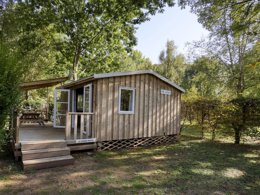 Camping Pas Cher vous présente avec son site Officiel campingpascher.fr, le Camping La Salvinie classé 3 étoiles, situé sur la commune de Terrasson La Villedieu dans le département Dordogne (Aquitaine) en France. Le camping La Salvinie, vous présente un hébergement de type bungalow de 20 m² pour 1 personne. Le camping La Salvinie vous propose du vendredi 11 septembre au vendredi 18 septembre 2026, en promotion à -20% pour 7 nuits à 225,60 € au lieu de 282,0 € soit une Économie de 56,40 €. Cette location propose 147 dates différentes pour réserver votre séjour. Découvrez également les 17 autres gammes d'hébergements du camping. Les Avis clients pour le Camping La Salvinie sont excellents avec une note moyenne de 8 sur 10. Rivière, Piscine chauffée, Piscine extérieure, Animations familiales, Club enfants, Aire de jeux enfants, Baby-foot, Parcours sportif, Ping-pong, Piscine, Pétanque, Terrain de badminton, Trampoline, Bar, Boulangerie, Pizzeria, Snack/Bar, Épicerie,... En savoir plus : cliquez-ICI.