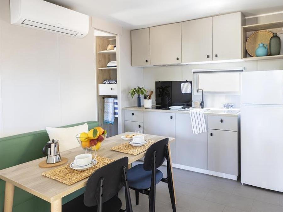 Camping Pas Cher vous présente avec son site Officiel campingpascher.fr, le Camping Gitavillage Argentario, situé sur la commune de Giannella dans le département Grosseto (Toscane) en Italie. Le camping Gitavillage Argentario, vous présente un hébergement de type lodge de 22 m² avec climatisation et télévision. Le camping Gitavillage Argentario vous propose du lundi 07 septembre au lundi 14 septembre 2026 pour 7 nuits à 573€. Cette location propose 27 dates différentes pour réserver votre séjour. Découvrez également les 13 autres gammes d'hébergements du camping. Les Avis clients pour le Camping Gitavillage Argentario sont de 7 sur 10. Mer, Piscine extérieure, Animations familiales, Club enfants, Aire de jeux enfants, Ping-pong, Terrain de volley-ball, Bar, Dépôt de pain, Pizzeria, Plats à emporter, Supermarché,... En savoir plus : cliquez-ICI.