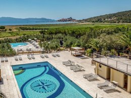 Camping Pas Cher vous présente avec son site Officiel campingpascher.fr, le Camping Gitavillage Talamone, situé sur la commune de Talamone dans le département Grosseto (Toscane) en Italie. Le camping Gitavillage Talamone, vous présente un hébergement de type lodge de 20 m² avec climatisation. Le camping Gitavillage Talamone vous propose du lundi 14 septembre au lundi 21 septembre 2026 pour 7 nuits à 473€. Cette location propose 65 dates différentes pour réserver votre séjour. Découvrez également les 8 autres gammes d'hébergements du camping. Les Avis clients pour le Camping Gitavillage Talamone sont excellents avec une note moyenne de 9 sur 10. Piscine extérieure, Animations familiales, Club enfants, Aire de jeux enfants, Court de tennis, Cyclisme, Ping-pong, Pétanque, Randonnée, Terrain multisports, Voile, Bar, Dépôt de pain, Plats à emporter, Restaurant, Épicerie,... En savoir plus : cliquez-ICI.