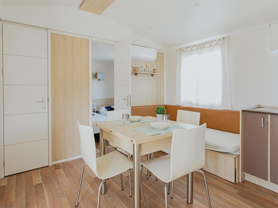 Camping Pas Cher vous présente avec son site Officiel campingpascher.fr, le Camping La Sirena classé 3 étoiles, situé sur la commune de L'estartit dans le département Gérone (Catalogne) en Espagne. Le camping La Sirena vous propose un hébergement de type bungalow de 30 m² pour 6 personnes avec climatisation. L'établissement vous propose 7 autres types d'hébergements. Découvrez tous nos séjours à petits prix dans la commune et aux alentours de L'estartit du département : Gérone (Catalogne). Les Avis clients pour le Camping La Sirena sont excellents avec une note moyenne de 8 sur 10. Mer, Piscine extérieure, Club enfants, Aire de jeux enfants, Cyclisme, Flipper, Piscine, Terrain de football, Terrain de volley-ball, Bar, Plats à emporter, Restaurant, Épicerie,... En savoir plus : cliquez-ICI.