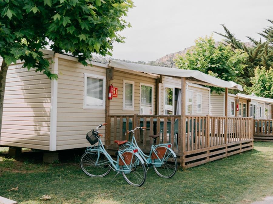 Camping Pas Cher vous présente avec son site Officiel campingpascher.fr, le Camping La Sirena classé 3 étoiles, situé sur la commune de L'estartit dans le département Gérone (Catalogne) en Espagne. Le camping La Sirena, vous présente un hébergement de type bungalow de 30 m² pour 6 personnes avec climatisation. Le camping La Sirena vous propose du dimanche 20 septembre au dimanche 27 septembre 2026 pour 7 nuits à 615€. Cette location propose 60 dates différentes pour réserver votre séjour. Découvrez également les 6 autres gammes d'hébergements du camping. Les Avis clients pour le Camping La Sirena sont excellents avec une note moyenne de 8 sur 10. Mer, Piscine extérieure, Club enfants, Aire de jeux enfants, Cyclisme, Flipper, Piscine, Terrain de football, Terrain de volley-ball, Bar, Plats à emporter, Restaurant, Épicerie,... En savoir plus : cliquez-ICI.