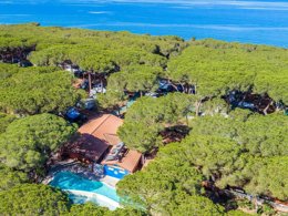 Camping Pas Cher vous présente avec son site Officiel campingpascher.fr, le Camping Gitavillage Il Gabbiano, situé sur la commune de Albinia dans le département Grosseto (Toscane) en Italie. Le camping Gitavillage Il Gabbiano, vous présente un hébergement de type lodge de 20 m² avec climatisation. Le camping Gitavillage Il Gabbiano vous propose du lundi 07 septembre au lundi 14 septembre 2026 pour 7 nuits à 488€. Cette location propose 53 dates différentes pour réserver votre séjour. Découvrez également les 11 autres gammes d'hébergements du camping. Les Avis clients pour le Camping Gitavillage Il Gabbiano sont excellents avec une note moyenne de 9 sur 10. Mer, Piscine extérieure, Animation enfants, Animations familiales, Aire de jeux enfants, Ping-pong, Terrain de beach-volley, Terrain de football, Bar, Dépôt de pain, Restaurant, Épicerie,... En savoir plus : cliquez-ICI.