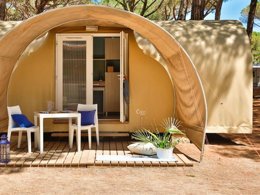 Camping Pas Cher vous présente avec son site Officiel campingpascher.fr, le Camping Gitavillage Il Gabbiano, situé sur la commune de Albinia dans le département Grosseto (Toscane) en Italie. Le camping Gitavillage Il Gabbiano, vous présente un hébergement de type tente. Le camping Gitavillage Il Gabbiano vous propose du jeudi 14 mai au jeudi 21 mai 2026 pour 7 nuits à 308€. Cette location propose 97 dates différentes pour réserver votre séjour. Découvrez également les 11 autres gammes d'hébergements du camping. Les Avis clients pour le Camping Gitavillage Il Gabbiano sont excellents avec une note moyenne de 9 sur 10. Mer, Piscine extérieure, Animation enfants, Animations familiales, Aire de jeux enfants, Ping-pong, Terrain de beach-volley, Terrain de football, Bar, Dépôt de pain, Restaurant, Épicerie,... En savoir plus : cliquez-ICI.