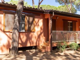 Camping Pas Cher vous présente avec son site Officiel campingpascher.fr, le Camping Gitavillage Il Gabbiano, situé sur la commune de Albinia dans le département Grosseto (Toscane) en Italie. Le camping Gitavillage Il Gabbiano, vous présente un hébergement de type appartement de 35 m² avec climatisation. Le camping Gitavillage Il Gabbiano vous propose du jeudi 14 mai au jeudi 21 mai 2026 pour 7 nuits à 413€. Cette location propose 90 dates différentes pour réserver votre séjour. Découvrez également les 11 autres gammes d'hébergements du camping. Les Avis clients pour le Camping Gitavillage Il Gabbiano sont excellents avec une note moyenne de 9 sur 10. Mer, Piscine extérieure, Animation enfants, Animations familiales, Aire de jeux enfants, Ping-pong, Terrain de beach-volley, Terrain de football, Bar, Dépôt de pain, Restaurant, Épicerie,... En savoir plus : cliquez-ICI.