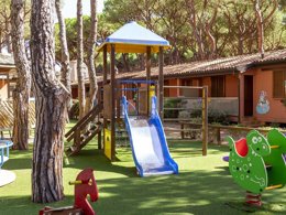 Camping Pas Cher vous présente avec son site Officiel campingpascher.fr, le Camping Gitavillage Il Gabbiano, situé sur la commune de Albinia dans le département Grosseto (Toscane) en Italie. Le camping Gitavillage Il Gabbiano, vous présente un hébergement de type appartement de 40 m² avec climatisation et télévision. Le camping Gitavillage Il Gabbiano vous propose du jeudi 14 mai au jeudi 21 mai 2026 pour 7 nuits à 448€. Cette location propose 97 dates différentes pour réserver votre séjour. Découvrez également les 11 autres gammes d'hébergements du camping. Les Avis clients pour le Camping Gitavillage Il Gabbiano sont excellents avec une note moyenne de 9 sur 10. Mer, Piscine extérieure, Animation enfants, Animations familiales, Aire de jeux enfants, Ping-pong, Terrain de beach-volley, Terrain de football, Bar, Dépôt de pain, Restaurant, Épicerie,... En savoir plus : cliquez-ICI.