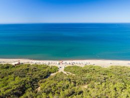Camping Pas Cher vous présente avec son site Officiel campingpascher.fr, le Camping Gitavillage Club Degli Amici, situé sur la commune de Pescia Romana dans le département Viterbe (Latium) en Italie. Le camping Gitavillage Club Degli Amici, vous présente un hébergement de type lodge de 20 m². Le camping Gitavillage Club Degli Amici vous propose du sam. 12 septembre au sam. 19 septembre 2026 pour 7 nuits à 343€. Cette location propose 27 dates différentes pour réserver votre séjour. Découvrez également les 6 autres gammes d'hébergements du camping. Mer, Animation enfants, Animations familiales, Court de tennis, Ping-pong, Terrain de football, Bar, Dépôt de pain, Supermarché,... En savoir plus : cliquez-ICI.