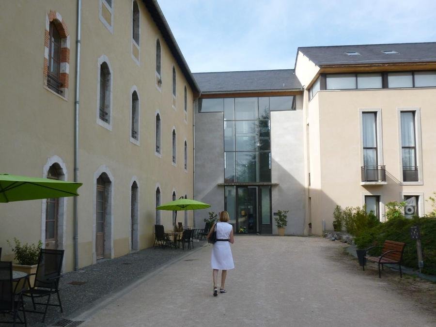 Camping Pas Cher vous présente avec son site Officiel campingpascher.fr, la Résidence Le Domaine Du Palais classé 3 étoiles, située sur la commune de Saint Lizier dans le département Ariège (Midi Pyrénées) en France. La résidence Le Domaine Du Palais, vous présente un hébergement de type appartement de 48 m² et télévision. La résidence Le Domaine Du Palais vous propose du dimanche 04 octobre au dimanche 11 octobre 2026 pour 7 nuits à 525€. Cette location propose 51 dates différentes pour réserver votre séjour. Découvrez également les 5 autres gammes d'hébergements de la résidence. Piscine couverte, Canoë-kayak, Centre équestre, Cyclisme, Golf, Randonnée, Restaurant,... En savoir plus : cliquez-ICI.