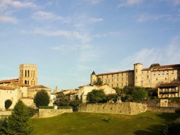 Camping Pas Cher vous présente avec son site Officiel campingpascher.fr, la Résidence Le Domaine Du Palais classé 3 étoiles, située sur la commune de Saint Lizier dans le département Ariège (Midi Pyrénées) en France. La résidence Le Domaine Du Palais, vous présente un hébergement de type appartement de 41 m² et télévision. La résidence Le Domaine Du Palais vous propose du sam. 26 septembre au sam. 03 octobre 2026 pour 7 nuits à 273€. Cette location propose 121 dates différentes pour réserver votre séjour. Découvrez également les 5 autres gammes d'hébergements de la résidence. Piscine couverte, Canoë-kayak, Centre équestre, Cyclisme, Golf, Randonnée, Restaurant,... En savoir plus : cliquez-ICI.