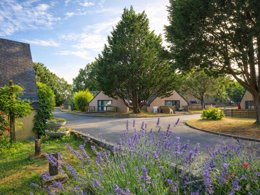 Camping Pas Cher vous présente avec son site Officiel campingpascher.fr, le Village vacances Ty An Diaoul classé 3 étoiles, situé sur la commune de Sarzeau dans le département Morbihan (Bretagne) en France. Le village vacances Ty An Diaoul vous propose un hébergement de type mobil-home de 28 m² pour 6 personnes. Cet hébergement propose plus de 45 dates différentes pour réserver ! Pour dévouvrir la période la moins chère, consultez la rubrique 'Tarifs' et sélectionnez votre mois de départ. L'établissement vous propose 6 autres types d'hébergements. Découvrez tous nos séjours à petits prix dans la commune et aux alentours de Sarzeau du département : Morbihan (Bretagne). Les Avis clients pour le Village vacances Ty An Diaoul sont excellents avec une note moyenne de 8 sur 10. Mer, Piscine chauffée, Piscine extérieure, Animations familiales, Club enfants, Aire de jeux enfants, Court de tennis, Ping-pong, Pétanque, Terrain multisports, Bar, Snack/Bar,... En savoir plus : cliquez-ICI.