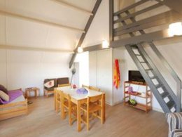 Camping Pas Cher vous présente avec son site Officiel campingpascher.fr, le Village vacances Ty An Diaoul classé 3 étoiles, situé sur la commune de Sarzeau dans le département Morbihan (Bretagne) en France. Le village vacances Ty An Diaoul, vous présente un hébergement de type maison de campagne de 63 m² pour 6 personnes. Le village vacances Ty An Diaoul vous propose du sam. 04 avril au sam. 11 avril 2026 pour 7 nuits à 497€. Cette location propose 85 dates différentes pour réserver votre séjour. Découvrez également les 6 autres gammes d'hébergements du village vacances. Les Avis clients pour le Village vacances Ty An Diaoul sont excellents avec une note moyenne de 8 sur 10. Mer, Piscine chauffée, Piscine extérieure, Animations familiales, Club enfants, Aire de jeux enfants, Court de tennis, Ping-pong, Pétanque, Terrain multisports, Bar, Snack/Bar,... En savoir plus : cliquez-ICI.