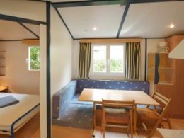 Camping Pas Cher vous présente avec son site Officiel campingpascher.fr, le Village vacances Ty An Diaoul classé 3 étoiles, situé sur la commune de Sarzeau dans le département Morbihan (Bretagne) en France. Le village vacances Ty An Diaoul, vous présente un hébergement de type mobil-home de 21 m² pour 4 personnes. Le village vacances Ty An Diaoul vous propose du sam. 02 mai au sam. 09 mai 2026 pour 7 nuits à 392€. Cette location propose 149 dates différentes pour réserver votre séjour. Découvrez également les 6 autres gammes d'hébergements du village vacances. Les Avis clients pour le Village vacances Ty An Diaoul sont excellents avec une note moyenne de 8 sur 10. Mer, Piscine chauffée, Piscine extérieure, Animations familiales, Club enfants, Aire de jeux enfants, Court de tennis, Ping-pong, Pétanque, Terrain multisports, Bar, Snack/Bar,... En savoir plus : cliquez-ICI.