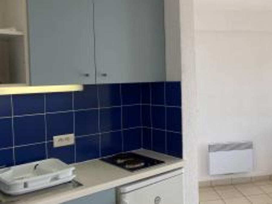 Camping Pas Cher vous présente avec son site Officiel campingpascher.fr, le Village vacances Village Vacances Les Romarins classé 3 étoiles, situé sur la commune de Saint Pierre La Mer dans le département Aude (Languedoc Roussillon) en France. Le village vacances Village Vacances Les Romarins, vous présente un hébergement de type appartement pour 4 personnes. Le village vacances Village Vacances Les Romarins vous propose du mercredi 10 juin au mercredi 17 juin 2026, en promotion à -15% pour 7 nuits à 422,45 € au lieu de 497,0 € soit une Économie de 74,55 €. Cette location propose 12 dates différentes pour réserver votre séjour. Découvrez également les 1 autres gammes d'hébergements du village vacances. Animations familiales, Club enfants, Aire de jeux enfants, Ping-pong, Pétanque, Bar,... En savoir plus : cliquez-ICI.