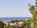 Camping Pas Cher vous présente avec son site Officiel campingpascher.fr, le Village vacances Village Vacances Les Romarins classé 3 étoiles, situé sur la commune de Saint Pierre La Mer dans le département Aude (Languedoc Roussillon) en France. Le village vacances Village Vacances Les Romarins, vous présente un hébergement de type appartement pour 4 personnes. Le village vacances Village Vacances Les Romarins vous propose du mercredi 10 juin au mercredi 17 juin 2026, en promotion à -15% pour 7 nuits à 422,45 € au lieu de 497,0 € soit une Économie de 74,55 €. Cette location propose 12 dates différentes pour réserver votre séjour. Découvrez également les 1 autres gammes d'hébergements du village vacances. Animations familiales, Club enfants, Aire de jeux enfants, Ping-pong, Pétanque, Bar,... En savoir plus : cliquez-ICI.