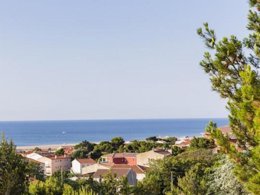 Camping Pas Cher vous présente avec son site Officiel campingpascher.fr, le Village vacances Village Vacances Les Romarins classé 3 étoiles, situé sur la commune de Saint Pierre La Mer dans le département Aude (Languedoc Roussillon) en France. Le village vacances Village Vacances Les Romarins, vous présente un hébergement de type appartement pour 4 personnes. Le village vacances Village Vacances Les Romarins vous propose du mercredi 10 juin au mercredi 17 juin 2026, en promotion à -15% pour 7 nuits à 422,45 € au lieu de 497,0 € soit une Économie de 74,55 €. Cette location propose 12 dates différentes pour réserver votre séjour. Découvrez également les 1 autres gammes d'hébergements du village vacances. Animations familiales, Club enfants, Aire de jeux enfants, Ping-pong, Pétanque, Bar,... En savoir plus : cliquez-ICI.