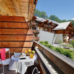 Camping Pas Cher vous présente avec son site Officiel campingpascher.fr, la Résidence L'Adret classé 4 étoiles, située sur la commune de Saint Chaffrey dans le département Hautes-alpes (Provence Alpes Côte D'azur) en France. La résidence L'Adret, vous présente un hébergement de type appartement de 25 m² et télévision. La résidence L'Adret vous propose du sam. 28 mars au sam. 04 avril 2026 pour 7 nuits à 588€. Cette location propose 6 dates différentes pour réserver votre séjour. Découvrez également les 4 autres gammes d'hébergements de la résidence. Les Avis clients pour la Résidence L'Adret sont de 7 sur 10. Piscine chauffée, Piscine couverte, Canoë-kayak, Centre équestre, Cyclisme, Paddle, Piscine, Plongée, Pétanque, Randonnée, Salle de fitness, Structure gonflable enfants, Terrain de volley-ball, Bar, Supermarché,... En savoir plus : cliquez-ICI.