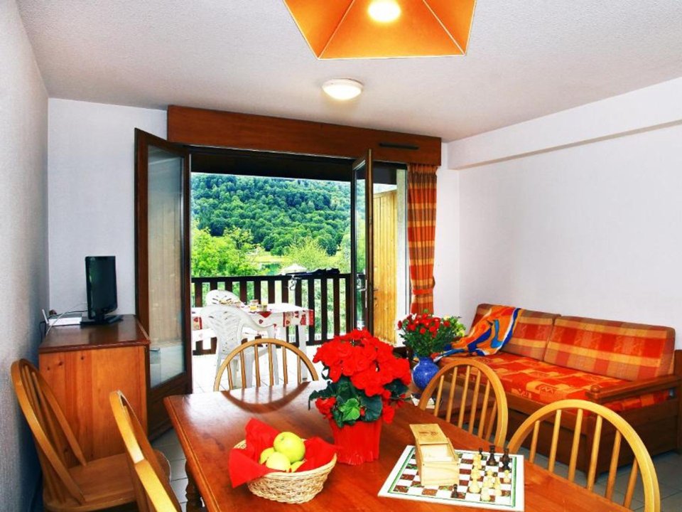 Camping Pas Cher vous présente avec son site Officiel campingpascher.fr, la Résidence La Soulane, située sur la commune de Loudenvielle dans le département Hautes-pyrénées (Midi Pyrénées) en France. La résidence La Soulane vous propose un hébergement de type studio de 25 m² pour 4 personnes (télévision). L'établissement vous propose 4 autres types d'hébergements. Découvrez tous nos séjours à petits prix dans la commune et aux alentours de Loudenvielle du département : Hautes-pyrénées (Midi Pyrénées). Les Avis clients pour la Résidence La Soulane sont excellents avec une note moyenne de 8 sur 10. Piscine chauffée, Piscine extérieure, Canoë-kayak, Paddle, Pédalo,... En savoir plus : cliquez-ICI.