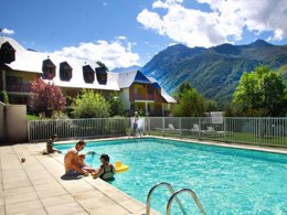 Camping Pas Cher vous présente avec son site Officiel campingpascher.fr, la Résidence La Soulane, située sur la commune de Loudenvielle dans le département Hautes-pyrénées (Midi Pyrénées) en France. La résidence La Soulane vous propose un hébergement de type studio de 25 m² pour 4 personnes (télévision). L'établissement vous propose 4 autres types d'hébergements. Découvrez tous nos séjours à petits prix dans la commune et aux alentours de Loudenvielle du département : Hautes-pyrénées (Midi Pyrénées). Les Avis clients pour la Résidence La Soulane sont excellents avec une note moyenne de 8 sur 10. Piscine chauffée, Piscine extérieure, Canoë-kayak, Paddle, Pédalo,... En savoir plus : cliquez-ICI.