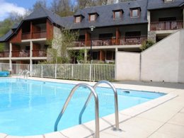 Camping Pas Cher vous présente avec son site Officiel campingpascher.fr, la Résidence La Soulane, située sur la commune de Loudenvielle dans le département Hautes-pyrénées (Midi Pyrénées) en France. La résidence La Soulane, vous présente un hébergement de type studio de 25 m² pour 4 personnes et télévision. La résidence La Soulane vous propose du sam. 03 janvier au sam. 10 janvier 2026 pour 7 nuits à 336€. Cette location propose 19 dates différentes pour réserver votre séjour. Découvrez également les 4 autres gammes d'hébergements de la résidence. Les Avis clients pour la Résidence La Soulane sont excellents avec une note moyenne de 8 sur 10. Piscine chauffée, Piscine extérieure, Canoë-kayak, Paddle, Pédalo,... En savoir plus : cliquez-ICI.