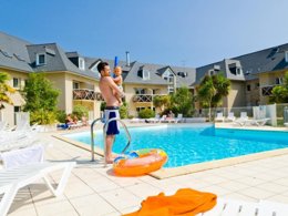 Camping Pas Cher vous présente avec son site Officiel campingpascher.fr, la Résidence Kermael classé 3 étoiles, située sur la commune de Saint Briac Sur Mer dans le département Ille-et-vilaine (Bretagne) en France. La résidence Kermael vous propose un hébergement de type studio de 24 m² pour 2 personnes (télévision). L'établissement vous propose 5 autres types d'hébergements. Découvrez tous nos séjours à petits prix dans la commune et aux alentours de Saint Briac Sur Mer du département : Ille-et-vilaine (Bretagne). Les Avis clients pour la Résidence Kermael sont excellents avec une note moyenne de 8 sur 10. Mer, Piscine couverte, Piscine extérieure, Canoë-kayak, Centre équestre, Cyclisme, Golf, Jet-ski, Paddle, Ping-pong, Piscine, Planche à voile, Plongée, Randonnée, Salle de fitness, Ski nautique, Surf, Boulangerie, Supermarché,... En savoir plus : cliquez-ICI.