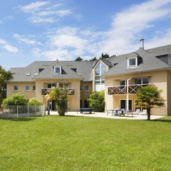 Camping Pas Cher vous présente avec son site Officiel campingpascher.fr, la Résidence Kermael classé 3 étoiles, située sur la commune de Saint Briac Sur Mer dans le département Ille-et-vilaine (Bretagne) en France. La résidence Kermael, vous présente un hébergement de type appartement de 36 m² pour 5 personnes et télévision. La résidence Kermael vous propose du sam. 07 mars au sam. 14 mars 2026 pour 7 nuits à 350€. Cette location propose 15 dates différentes pour réserver votre séjour. Découvrez également les 5 autres gammes d'hébergements de la résidence. Les Avis clients pour la Résidence Kermael sont excellents avec une note moyenne de 8 sur 10. Mer, Piscine couverte, Piscine extérieure, Canoë-kayak, Centre équestre, Cyclisme, Golf, Jet-ski, Paddle, Ping-pong, Piscine, Planche à voile, Plongée, Randonnée, Salle de fitness, Ski nautique, Surf, Boulangerie, Supermarché,... En savoir plus : cliquez-ICI.