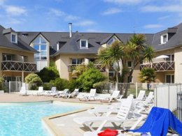 Camping Pas Cher vous présente avec son site Officiel campingpascher.fr, la Résidence Kermael classé 3 étoiles, située sur la commune de Saint Briac Sur Mer dans le département Ille-et-vilaine (Bretagne) en France. La résidence Kermael, vous présente un hébergement de type appartement de 48 m² pour 6 personnes et télévision. La résidence Kermael vous propose du sam. 07 mars au sam. 14 mars 2026 pour 7 nuits à 434€. Cette location propose 15 dates différentes pour réserver votre séjour. Découvrez également les 5 autres gammes d'hébergements de la résidence. Les Avis clients pour la Résidence Kermael sont excellents avec une note moyenne de 8 sur 10. Mer, Piscine couverte, Piscine extérieure, Canoë-kayak, Centre équestre, Cyclisme, Golf, Jet-ski, Paddle, Ping-pong, Piscine, Planche à voile, Plongée, Randonnée, Salle de fitness, Ski nautique, Surf, Boulangerie, Supermarché,... En savoir plus : cliquez-ICI.