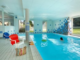 Camping Pas Cher vous présente avec son site Officiel campingpascher.fr, la Résidence Kermael classé 3 étoiles, située sur la commune de Saint Briac Sur Mer dans le département Ille-et-vilaine (Bretagne) en France. La résidence Kermael, vous présente un hébergement de type studio de 27 m² pour 4 personnes et télévision. La résidence Kermael vous propose du sam. 14 février au sam. 21 février 2026 pour 7 nuits à 315€. Cette location propose 14 dates différentes pour réserver votre séjour. Découvrez également les 5 autres gammes d'hébergements de la résidence. Les Avis clients pour la Résidence Kermael sont excellents avec une note moyenne de 8 sur 10. Mer, Piscine couverte, Piscine extérieure, Canoë-kayak, Centre équestre, Cyclisme, Golf, Jet-ski, Paddle, Ping-pong, Piscine, Planche à voile, Plongée, Randonnée, Salle de fitness, Ski nautique, Surf, Boulangerie, Supermarché,... En savoir plus : cliquez-ICI.