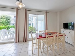 Camping Pas Cher vous présente avec son site Officiel campingpascher.fr, la Résidence Le Domaine De Bertheaume - Vacancéole, située sur la commune de Plougonvelin dans le département Finistère (Bretagne) en France. La résidence Le Domaine De Bertheaume - Vacancéole, vous présente un hébergement de type appartement de 37 m² pour 2 personnes et télévision. La résidence Le Domaine De Bertheaume - Vacancéole vous propose du sam. 26 septembre au sam. 03 octobre 2026, en promotion à -29% pour 7 nuits à 351,90 € au lieu de 498,8 € soit une Économie de 146,90 €. Cette location propose 116 dates différentes pour réserver votre séjour. Découvrez également les 7 autres gammes d'hébergements de la résidence. Les Avis clients pour la Résidence Le Domaine De Bertheaume - Vacancéole sont excellents avec une note moyenne de 8 sur 10. Mer, Piscine chauffée, Piscine couverte, Aire de jeux enfants, Canoë-kayak, Location de bateaux, Randonnée, Ski nautique, Surf, kiteSurf, Restaurant,... En savoir plus : cliquez-ICI.