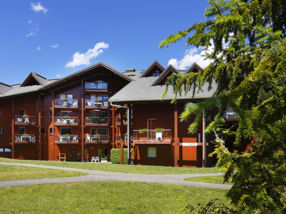 Camping Pas Cher vous présente avec son site Officiel campingpascher.fr, la Résidence Nemea Le Nevez, située sur la commune de Les Contamines Montjoie dans le département Haute-savoie (Rhône Alpes) en France. La résidence Nemea Le Nevez vous propose un hébergement de type appartement de 48 m² pour 6 personnes (télévision). L'établissement vous propose 3 autres types d'hébergements. Découvrez tous nos séjours à petits prix dans la commune et aux alentours de Les Contamines Montjoie du département : Haute-savoie (Rhône Alpes). Les Avis clients pour la Résidence Nemea Le Nevez sont de 7 sur 10. Lac, Canoë-kayak, Centre équestre, Golf, Piscine, Pédalo, Salle de fitness, Structure gonflable enfants, Trampoline, Bar, Bureau de tabac, Dépôt de pain, Supermarché,... En savoir plus : cliquez-ICI.