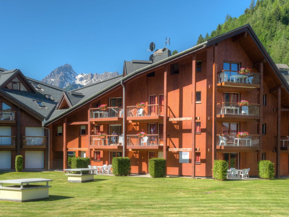 Camping Pas Cher vous présente avec son site Officiel campingpascher.fr, la Résidence Nemea Le Nevez, située sur la commune de Les Contamines Montjoie dans le département Haute-savoie (Rhône Alpes) en France. La résidence Nemea Le Nevez vous propose un hébergement de type appartement de 32 m² pour 4 personnes (télévision). L'établissement vous propose 3 autres types d'hébergements. Découvrez tous nos séjours à petits prix dans la commune et aux alentours de Les Contamines Montjoie du département : Haute-savoie (Rhône Alpes). Les Avis clients pour la Résidence Nemea Le Nevez sont de 7 sur 10. Lac, Canoë-kayak, Centre équestre, Golf, Piscine, Pédalo, Salle de fitness, Structure gonflable enfants, Trampoline, Bar, Bureau de tabac, Dépôt de pain, Supermarché,... En savoir plus : cliquez-ICI.
