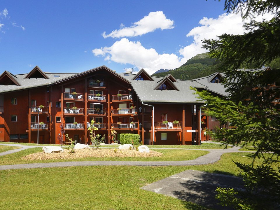 Camping Pas Cher vous présente avec son site Officiel campingpascher.fr, la Résidence Nemea Le Nevez, située sur la commune de Les Contamines Montjoie dans le département Haute-savoie (Rhône Alpes) en France. La résidence Nemea Le Nevez vous propose un hébergement de type appartement de 65 m² pour 8 personnes (télévision). L'établissement vous propose 3 autres types d'hébergements. Découvrez tous nos séjours à petits prix dans la commune et aux alentours de Les Contamines Montjoie du département : Haute-savoie (Rhône Alpes). Les Avis clients pour la Résidence Nemea Le Nevez sont de 7 sur 10. Lac, Canoë-kayak, Centre équestre, Golf, Piscine, Pédalo, Salle de fitness, Structure gonflable enfants, Trampoline, Bar, Bureau de tabac, Dépôt de pain, Supermarché,... En savoir plus : cliquez-ICI.
