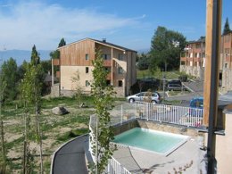 Camping Pas Cher vous présente avec son site Officiel campingpascher.fr, la Résidence Les Chalets Du Belvedere classé 1 étoile, située sur la commune de Font Romeu Odeillo Via dans le département Pyrénées-orientales (Languedoc Roussillon) en France. La résidence Les Chalets Du Belvedere vous propose un hébergement de type studio de 30 m² pour 4 personnes (télévision). L'établissement vous propose 3 autres types d'hébergements. Découvrez tous nos séjours à petits prix dans la commune et aux alentours de Font Romeu Odeillo Via du département : Pyrénées-orientales (Languedoc Roussillon). Piscine chauffée, Piscine couverte, Randonnée, Salle de fitness, Salle de jeux vidéo, Supermarché,... En savoir plus : cliquez-ICI.