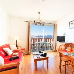 Camping Pas Cher vous présente avec son site Officiel campingpascher.fr, la Résidence Les Chalets Du Belvedere classé 1 étoile, située sur la commune de Font Romeu Odeillo Via dans le département Pyrénées-orientales (Languedoc Roussillon) en France. La résidence Les Chalets Du Belvedere, vous présente un hébergement de type appartement de 30 m² pour 4 personnes et télévision. La résidence Les Chalets Du Belvedere vous propose du sam. 24 janvier au sam. 31 janvier 2026 pour 7 nuits à 371€. Cette location propose 17 dates différentes pour réserver votre séjour. Découvrez également les 3 autres gammes d'hébergements de la résidence. Piscine chauffée, Piscine couverte, Randonnée, Salle de fitness, Salle de jeux vidéo, Supermarché,... En savoir plus : cliquez-ICI.