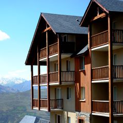 Camping Pas Cher vous présente avec son site Officiel campingpascher.fr, la Résidence Nemea Le Hameau De Balestas, située sur la commune de Arreau dans le département Hautes-pyrénées (Midi Pyrénées) en France. La résidence Nemea Le Hameau De Balestas, vous présente un hébergement de type appartement de 32 m² pour 4 personnes et télévision. La résidence Nemea Le Hameau De Balestas vous propose du sam. 14 mars au sam. 21 mars 2026 pour 7 nuits à 483€. Cette location propose 10 dates différentes pour réserver votre séjour. Découvrez également les 4 autres gammes d'hébergements de la résidence. Les Avis clients pour la Résidence Nemea Le Hameau De Balestas sont excellents avec une note moyenne de 10 sur 10. Piscine couverte, Cyclisme, Paddle, Bar, Supermarché, Épicerie,... En savoir plus : cliquez-ICI.