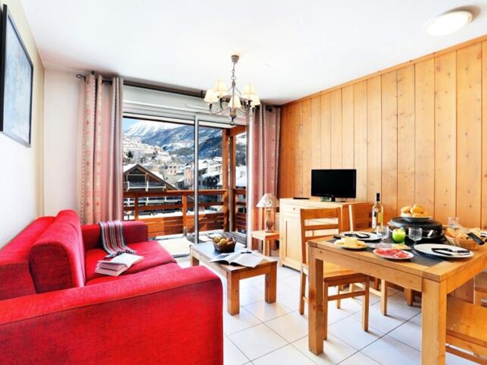 Camping Pas Cher vous présente avec son site Officiel campingpascher.fr, la Résidence Nemea L'Aigle Bleu classé 3 étoiles, située sur la commune de Briancon dans le département Hautes-alpes (Provence Alpes Côte D'azur) en France. La résidence Nemea L'Aigle Bleu vous propose un hébergement de type studio de 27 m² pour 4 personnes (télévision). L'établissement vous propose 5 autres types d'hébergements. Découvrez tous nos séjours à petits prix dans la commune et aux alentours de Briancon du département : Hautes-alpes (Provence Alpes Côte D'azur). Les Avis clients pour la Résidence Nemea L'Aigle Bleu sont excellents avec une note moyenne de 8 sur 10. Canoë-kayak, Cyclisme, Piscine, Randonnée, Bar, Supermarché,... En savoir plus : cliquez-ICI.