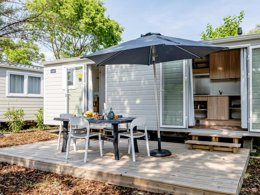 Camping Pas Cher vous présente avec son site Officiel campingpascher.fr, le Camping Maeva Respire Les Carrelets De Soulac classé 4 étoiles, situé sur la commune de Soulac Sur Mer dans le département Gironde (Aquitaine) en France. Le camping Maeva Respire Les Carrelets De Soulac, vous présente un hébergement de type mobil-home de 28 m² avec climatisation et télévision. Le camping Maeva Respire Les Carrelets De Soulac vous propose du lundi 06 avril au lundi 13 avril 2026, en promotion à -10% pour 7 nuits à 239 € au lieu de 265,56 € soit une Économie de 26,56 €. Cette location propose 133 dates différentes pour réserver votre séjour. Découvrez également les 11 autres gammes d'hébergements du camping. Les Avis clients pour le Camping Maeva Respire Les Carrelets De Soulac sont de 7 sur 10. Piscine couverte, Piscine extérieure, Animations familiales, Club ados, Club enfants, Aire de jeux enfants, Paddle, Ping-pong, Planche à voile, Pétanque, Surf, Terrain multisports, Plats à emporter, Supermarché, Épicerie,... En savoir plus : cliquez-ICI.