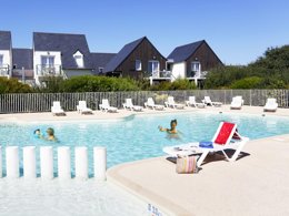 Camping Pas Cher vous présente avec son site Officiel campingpascher.fr, la Résidence Les Roches classé 3 étoiles, située sur la commune de Saint Pol De Léon dans le département Finistère (Bretagne) en France. La résidence Les Roches vous propose un hébergement de type maison de 47 m² pour 6 personnes (télévision). L'établissement vous propose 2 autres types d'hébergements. Découvrez tous nos séjours à petits prix dans la commune et aux alentours de Saint Pol De Léon du département : Finistère (Bretagne). Les Avis clients pour la Résidence Les Roches sont excellents avec une note moyenne de 8 sur 10. Mer, Piscine couverte, Piscine extérieure, Club enfants, Court de tennis, Cyclisme, Golf, Plongée, Randonnée, Salle de fitness, Surf, Voile, Supermarché, Épicerie,... En savoir plus : cliquez-ICI.