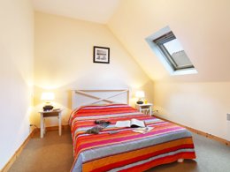 Camping Pas Cher vous présente avec son site Officiel campingpascher.fr, la Résidence Les Roches classé 3 étoiles, située sur la commune de Saint Pol De Léon dans le département Finistère (Bretagne) en France. La résidence Les Roches, vous présente un hébergement de type appartement de 30 m² pour 4 personnes et télévision. La résidence Les Roches vous propose du sam. 07 mars au sam. 14 mars 2026 pour 7 nuits à 217€. Cette location propose 22 dates différentes pour réserver votre séjour. Découvrez également les 2 autres gammes d'hébergements de la résidence. Les Avis clients pour la Résidence Les Roches sont excellents avec une note moyenne de 8 sur 10. Mer, Piscine couverte, Piscine extérieure, Club enfants, Court de tennis, Cyclisme, Golf, Plongée, Randonnée, Salle de fitness, Surf, Voile, Supermarché, Épicerie,... En savoir plus : cliquez-ICI.