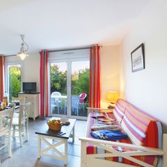 Camping Pas Cher vous présente avec son site Officiel campingpascher.fr, la Résidence Les Roches classé 3 étoiles, située sur la commune de Saint Pol De Léon dans le département Finistère (Bretagne) en France. La résidence Les Roches, vous présente un hébergement de type maison de 47 m² pour 6 personnes et télévision. La résidence Les Roches vous propose du sam. 07 mars au sam. 14 mars 2026 pour 7 nuits à 252€. Cette location propose 18 dates différentes pour réserver votre séjour. Découvrez également les 2 autres gammes d'hébergements de la résidence. Les Avis clients pour la Résidence Les Roches sont excellents avec une note moyenne de 8 sur 10. Mer, Piscine couverte, Piscine extérieure, Club enfants, Court de tennis, Cyclisme, Golf, Plongée, Randonnée, Salle de fitness, Surf, Voile, Supermarché, Épicerie,... En savoir plus : cliquez-ICI.