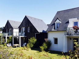 Camping Pas Cher vous présente avec son site Officiel campingpascher.fr, la Résidence Les Roches classé 3 étoiles, située sur la commune de Saint Pol De Léon dans le département Finistère (Bretagne) en France. La résidence Les Roches, vous présente un hébergement de type appartement de 30 m² pour 4 personnes et télévision. La résidence Les Roches vous propose du sam. 07 mars au sam. 14 mars 2026 pour 7 nuits à 217€. Cette location propose 22 dates différentes pour réserver votre séjour. Découvrez également les 2 autres gammes d'hébergements de la résidence. Les Avis clients pour la Résidence Les Roches sont excellents avec une note moyenne de 8 sur 10. Mer, Piscine couverte, Piscine extérieure, Club enfants, Court de tennis, Cyclisme, Golf, Plongée, Randonnée, Salle de fitness, Surf, Voile, Supermarché, Épicerie,... En savoir plus : cliquez-ICI.