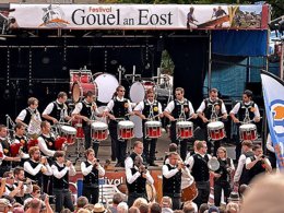 Camping Pas Cher vous présente avec son site Officiel campingpascher.fr, la Résidence Les Roches classé 3 étoiles, située sur la commune de Saint Pol De Léon dans le département Finistère (Bretagne) en France. La résidence Les Roches, vous présente un hébergement de type maison de 47 m² pour 6 personnes et télévision. La résidence Les Roches vous propose du sam. 07 mars au sam. 14 mars 2026 pour 7 nuits à 252€. Cette location propose 18 dates différentes pour réserver votre séjour. Découvrez également les 2 autres gammes d'hébergements de la résidence. Les Avis clients pour la Résidence Les Roches sont excellents avec une note moyenne de 8 sur 10. Mer, Piscine couverte, Piscine extérieure, Club enfants, Court de tennis, Cyclisme, Golf, Plongée, Randonnée, Salle de fitness, Surf, Voile, Supermarché, Épicerie,... En savoir plus : cliquez-ICI.