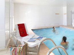 Camping Pas Cher vous présente avec son site Officiel campingpascher.fr, la Résidence Nemea Royal Peyragudes, située sur la commune de Germ dans le département Hautes-pyrénées (Midi Pyrénées) en France. La résidence Nemea Royal Peyragudes vous propose un hébergement de type studio de 29 m² pour 2 personnes (télévision). L'établissement vous propose 3 autres types d'hébergements. Découvrez tous nos séjours à petits prix dans la commune et aux alentours de Germ du département : Hautes-pyrénées (Midi Pyrénées). Les Avis clients pour la Résidence Nemea Royal Peyragudes sont de 7 sur 10. Piscine chauffée, Piscine couverte, Canoë-kayak, Randonnée, Salle de fitness, Supermarché,... En savoir plus : cliquez-ICI.
