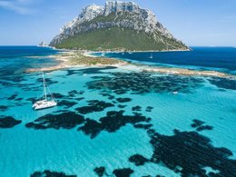 Camping Pas Cher vous présente avec son site Officiel campingpascher.fr, le Camping Village Tavolara, situé sur la commune de Loiri Porto San Paolo dans le département Sassari (Sardaigne) en Italie. Le camping Village Tavolara, vous présente un hébergement de type mobil-home de 15 m² avec climatisation et télévision. Le camping Village Tavolara vous propose du lundi 28 septembre au lundi 05 octobre 2026 pour 7 nuits à 329€. Cette location propose 10 dates différentes pour réserver votre séjour. Découvrez également les 7 autres gammes d'hébergements du camping. Les Avis clients pour le Camping Village Tavolara sont excellents avec une note moyenne de 8 sur 10. Mer, Animations familiales, Club enfants, Aire de jeux enfants, Court de tennis, Terrain de football, Terrain de volley-ball, Pizzeria, Épicerie,... En savoir plus : cliquez-ICI.