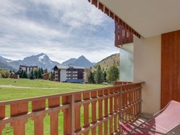 Camping Pas Cher vous présente avec son site Officiel campingpascher.fr, la Résidence Champamé - Vacancéole, située sur la commune de Les 2 Alpes dans le département Isère (Rhône Alpes) en France. La résidence Champamé - Vacancéole, vous présente un hébergement de type studio. La résidence Champamé - Vacancéole vous proposeun séjour PAS CHER avec une REMISEdu sam. 04 juillet au sam. 11 juillet 2026, en promotion à -30% pour 7 nuits à 300,30 € au lieu de 429,0 € soit une Économie de 128,70 €. Cette location propose 6 dates différentes pour réserver votre séjour. Découvrez également les 1 autres gammes d'hébergements de la résidence. Épicerie,... En savoir plus : cliquez-ICI.