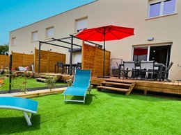 Camping Pas Cher vous présente avec son site Officiel campingpascher.fr, la Résidence La Dune - Vacancéole, située sur la commune de Serignan dans le département Hérault (Languedoc Roussillon) en France. La résidence La Dune - Vacancéole, vous présente un hébergement de type maison de 40 m² pour 6 personnes avec climatisation et télévision. La résidence La Dune - Vacancéole vous propose du sam. 03 octobre au sam. 10 octobre 2026, en promotion à -25% pour 7 nuits à 331,20 € au lieu de 443,37 € soit une Économie de 112,17 €. Cette location propose 139 dates différentes pour réserver votre séjour. Découvrez également les 4 autres gammes d'hébergements de la résidence. Les Avis clients pour la Résidence La Dune - Vacancéole sont excellents avec une note moyenne de 10 sur 10. Piscine chauffée, Piscine extérieure, Plongée,... En savoir plus : cliquez-ICI.