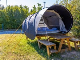 Camping Pas Cher vous présente avec son site Officiel campingpascher.fr, le Camping Du Plan D'Eau classé 4 étoiles, situé sur la commune de Saint Yrieix Sur Charente dans le département Charente (Poitou Charentes) en France. Le camping Du Plan D'Eau, vous présente un hébergement de type tente de 4 m² pour 2 personnes. Le camping Du Plan D'Eau vous propose du sam. 23 mai au sam. 30 mai 2026, en promotion à -21% pour 7 nuits à 159 € au lieu de 202,0 € soit une Économie de 43 €. Cette location propose 21 dates différentes pour réserver votre séjour. Découvrez également les 12 autres gammes d'hébergements du camping. Les Avis clients pour le Camping Du Plan D'Eau sont de 6 sur 10. Lac, Piscine extérieure, Animations familiales, Aire de jeux enfants, Canoë-kayak, Cyclisme, Escalade, Ping-pong, Planche à voile, Pétanque, Terrain multisports, Dépôt de pain, Snack/Bar,... En savoir plus : cliquez-ICI.