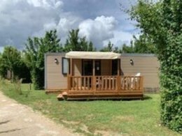Camping Pas Cher vous présente avec son site Officiel campingpascher.fr, le Camping Du Plan D'Eau classé 4 étoiles, situé sur la commune de Saint Yrieix Sur Charente dans le département Charente (Poitou Charentes) en France. Le camping Du Plan D'Eau vous propose un hébergement de type mobil-home de 33 m² pour 1 personne avec climatisation. L'établissement vous propose 12 autres types d'hébergements. Découvrez tous nos séjours à petits prix dans la commune et aux alentours de Saint Yrieix Sur Charente du département : Charente (Poitou Charentes). Les Avis clients pour le Camping Du Plan D'Eau sont de 6 sur 10. Lac, Piscine extérieure, Animations familiales, Aire de jeux enfants, Canoë-kayak, Cyclisme, Escalade, Ping-pong, Planche à voile, Pétanque, Terrain multisports, Dépôt de pain, Snack/Bar,... En savoir plus : cliquez-ICI.