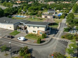 Camping Pas Cher vous présente avec son site Officiel campingpascher.fr, le Camping Du Plan D'Eau classé 4 étoiles, situé sur la commune de Saint Yrieix Sur Charente dans le département Charente (Poitou Charentes) en France. Le camping Du Plan D'Eau, vous présente un hébergement de type mobil-home de 17 m² pour 2 personnes et télévision. Le camping Du Plan D'Eau vous propose du vendredi 03 avril au vendredi 10 avril 2026, en promotion à -20% pour 7 nuits à 187 € au lieu de 235,0 € soit une Économie de 48 €. Cette location propose 85 dates différentes pour réserver votre séjour. Découvrez également les 12 autres gammes d'hébergements du camping. Les Avis clients pour le Camping Du Plan D'Eau sont de 6 sur 10. Lac, Piscine extérieure, Animations familiales, Aire de jeux enfants, Canoë-kayak, Cyclisme, Escalade, Ping-pong, Planche à voile, Pétanque, Terrain multisports, Dépôt de pain, Snack/Bar,... En savoir plus : cliquez-ICI.