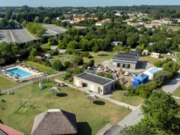Camping Pas Cher vous présente avec son site Officiel campingpascher.fr, le Camping Du Plan D'Eau classé 4 étoiles, situé sur la commune de Saint Yrieix Sur Charente dans le département Charente (Poitou Charentes) en France. Le camping Du Plan D'Eau, vous présente un hébergement de type tente de 4 m² pour 2 personnes. Le camping Du Plan D'Eau vous propose du sam. 23 mai au sam. 30 mai 2026, en promotion à -21% pour 7 nuits à 159 € au lieu de 202,0 € soit une Économie de 43 €. Cette location propose 21 dates différentes pour réserver votre séjour. Découvrez également les 12 autres gammes d'hébergements du camping. Les Avis clients pour le Camping Du Plan D'Eau sont de 6 sur 10. Lac, Piscine extérieure, Animations familiales, Aire de jeux enfants, Canoë-kayak, Cyclisme, Escalade, Ping-pong, Planche à voile, Pétanque, Terrain multisports, Dépôt de pain, Snack/Bar,... En savoir plus : cliquez-ICI.