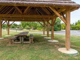 Camping Pas Cher vous présente avec son site Officiel campingpascher.fr, le Camping Du Plan D'Eau classé 4 étoiles, situé sur la commune de Saint Yrieix Sur Charente dans le département Charente (Poitou Charentes) en France. Le camping Du Plan D'Eau, vous présente un hébergement de type mobil-home de 25 m² pour 4 personnes et télévision. Le camping Du Plan D'Eau vous propose du sam. 30 mai au sam. 06 juin 2026, en promotion à -20% pour 7 nuits à 199 € au lieu de 249,0 € soit une Économie de 50 €. Cette location propose 85 dates différentes pour réserver votre séjour. Découvrez également les 12 autres gammes d'hébergements du camping. Les Avis clients pour le Camping Du Plan D'Eau sont de 6 sur 10. Lac, Piscine extérieure, Animations familiales, Aire de jeux enfants, Canoë-kayak, Cyclisme, Escalade, Ping-pong, Planche à voile, Pétanque, Terrain multisports, Dépôt de pain, Snack/Bar,... En savoir plus : cliquez-ICI.